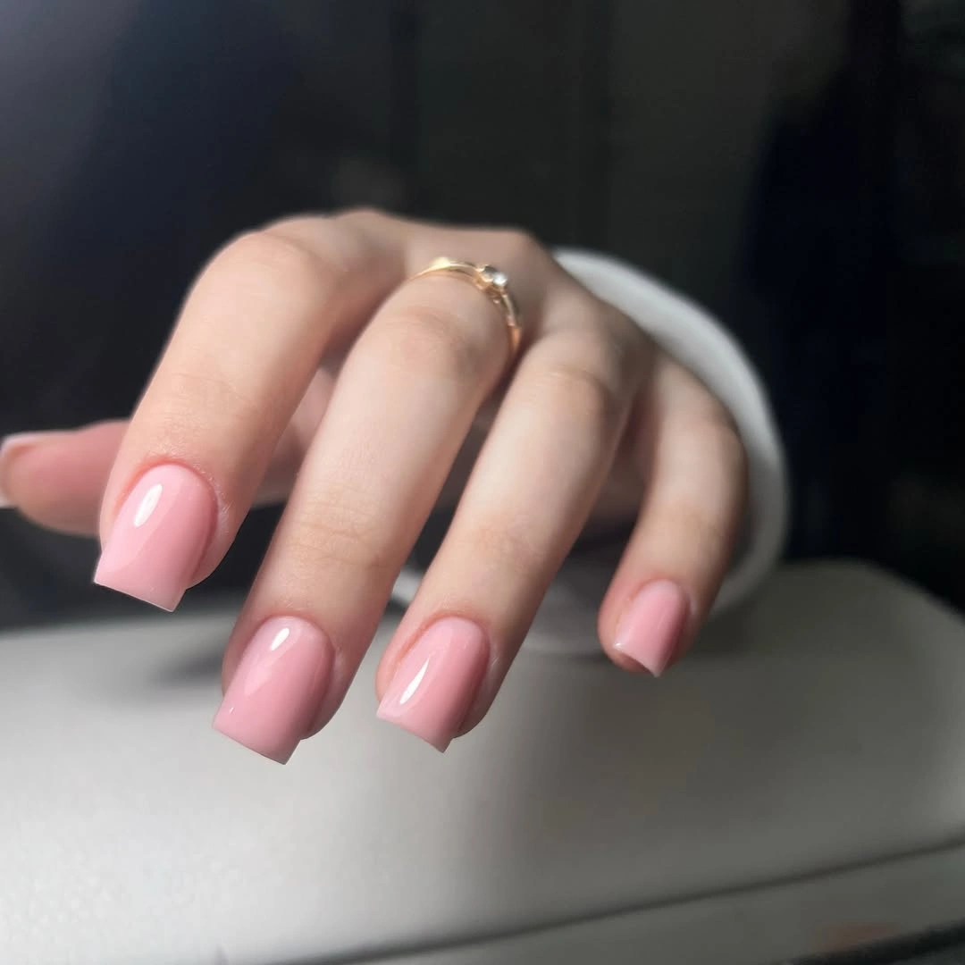 Medium square nails in glossy bubblegum pink polish