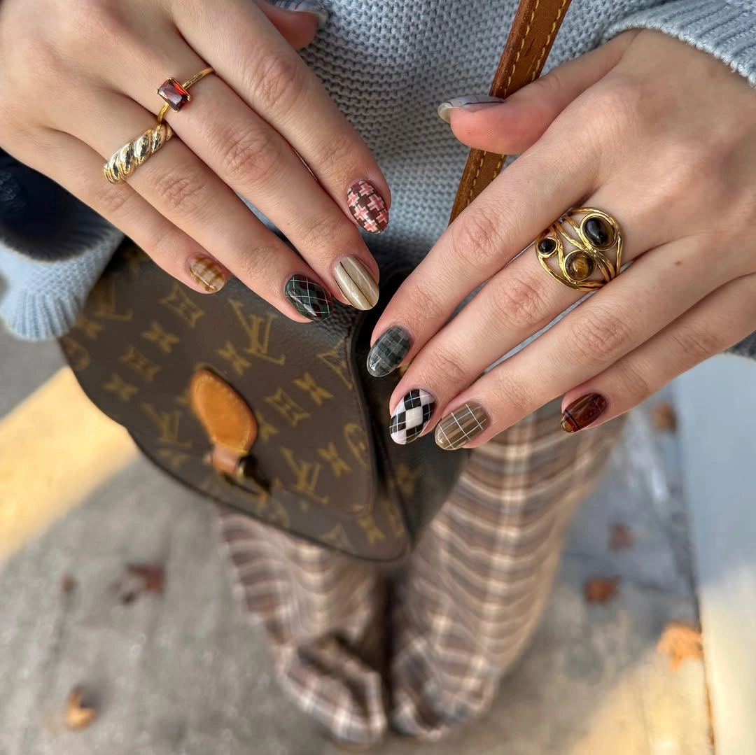 Short mixed plaid and tortoise nails