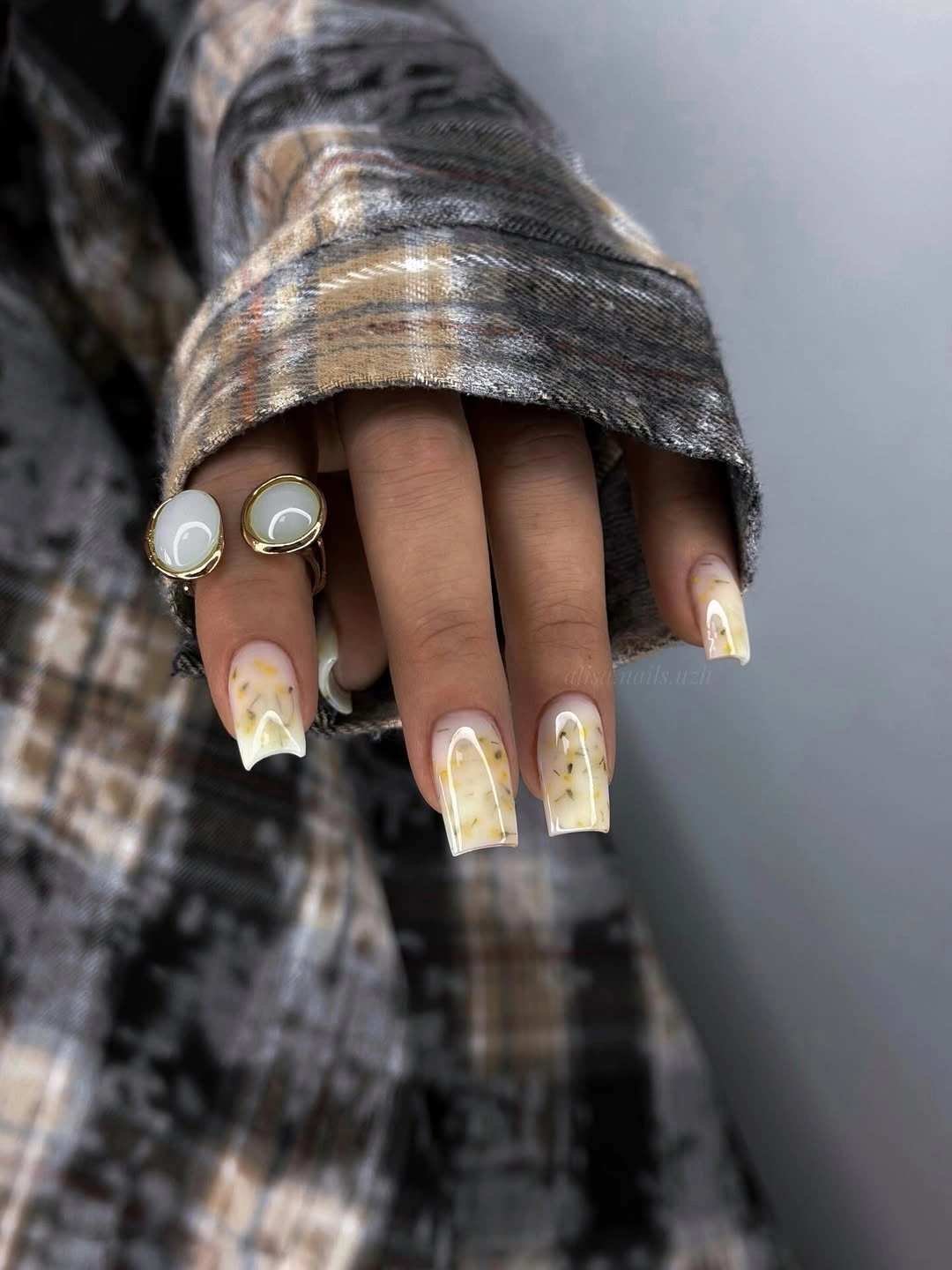 Creamy yellow marbled French frame nails