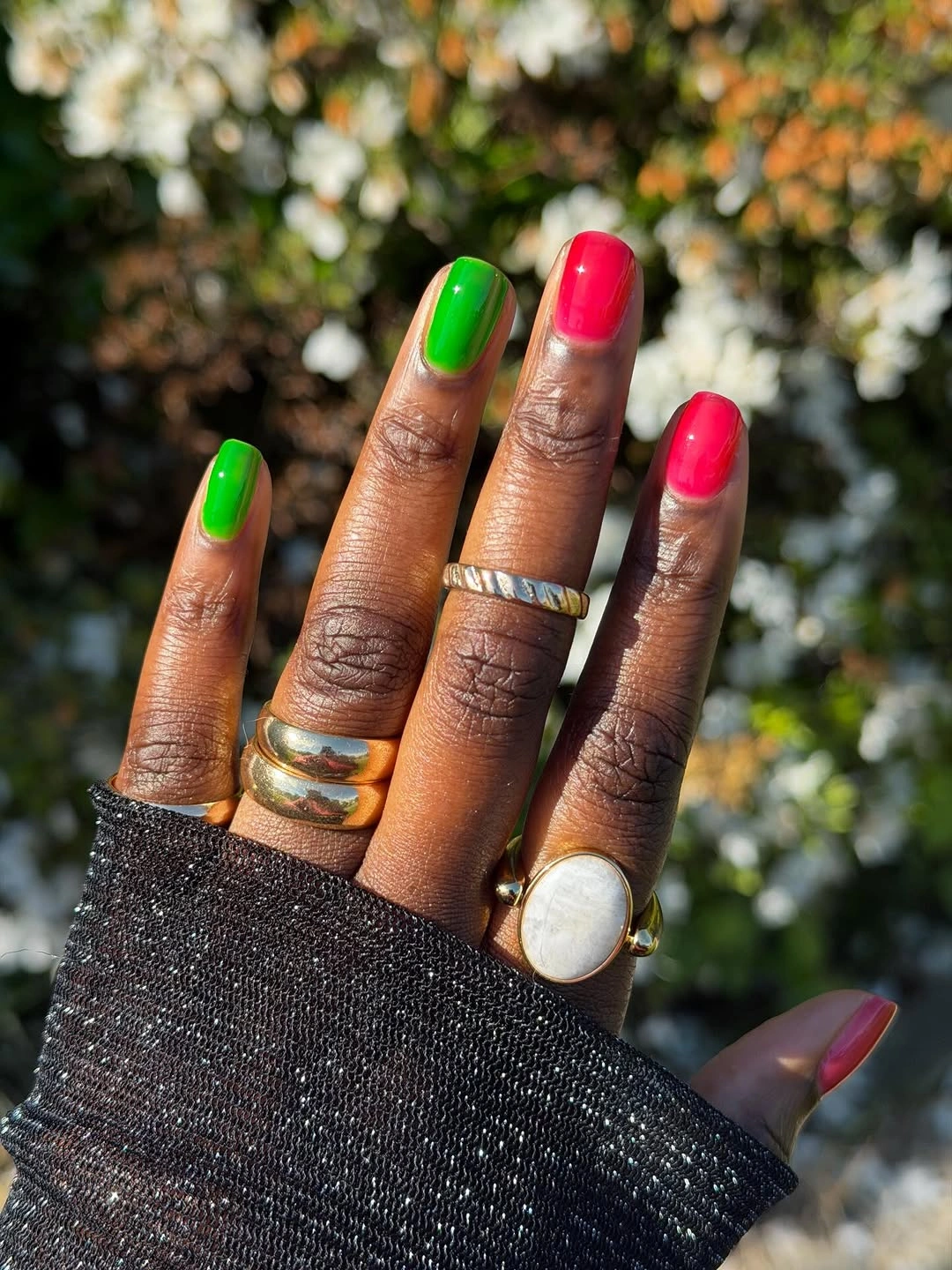 Short square nails alternating neon green and hot pink