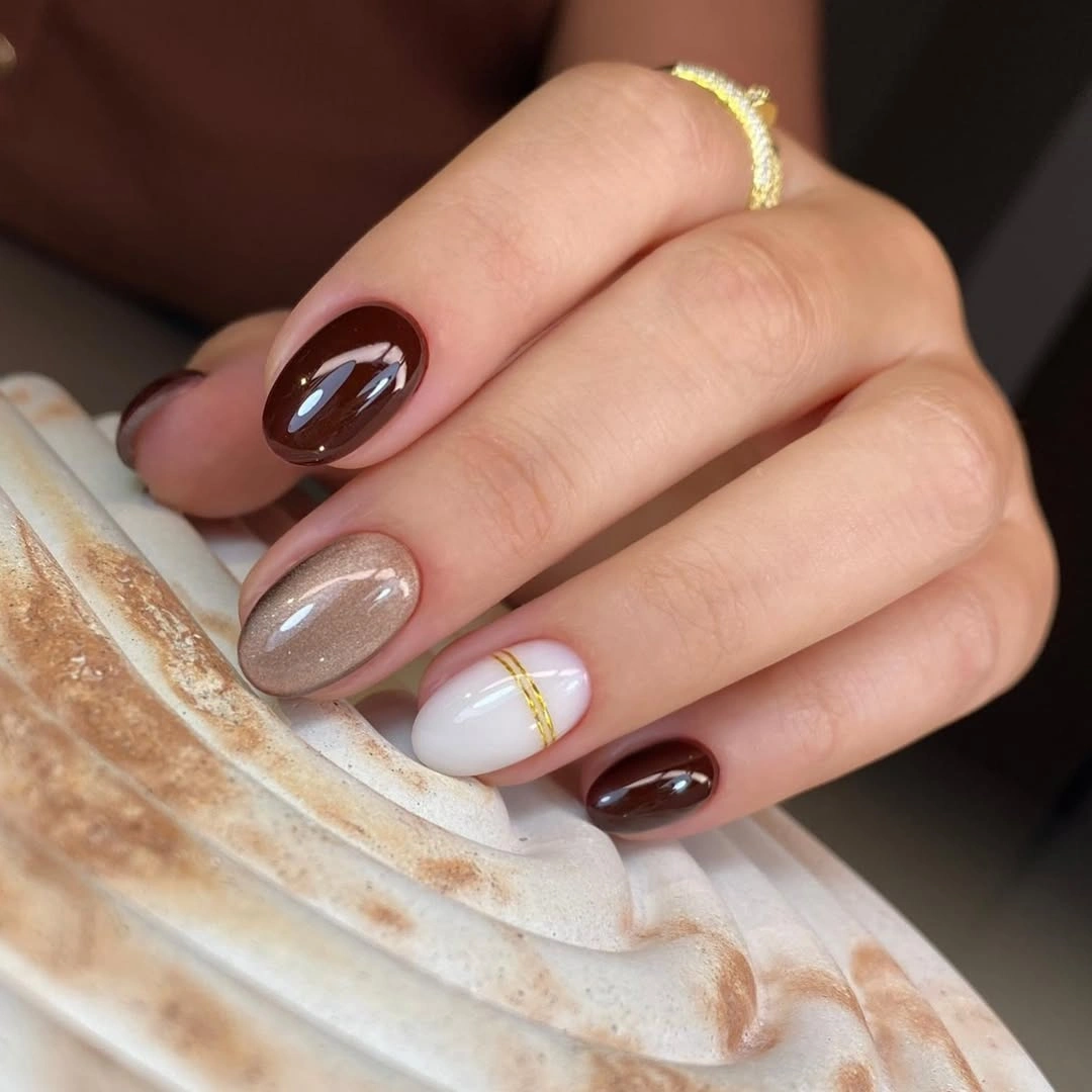 Short oval nails mixing wine rose shimmer and one gold line