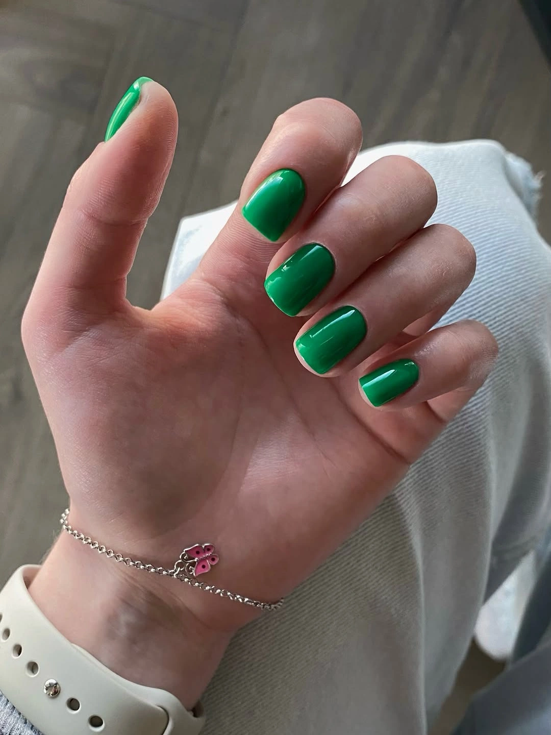 Saturated emerald-green rounded-square nails with glossy shine