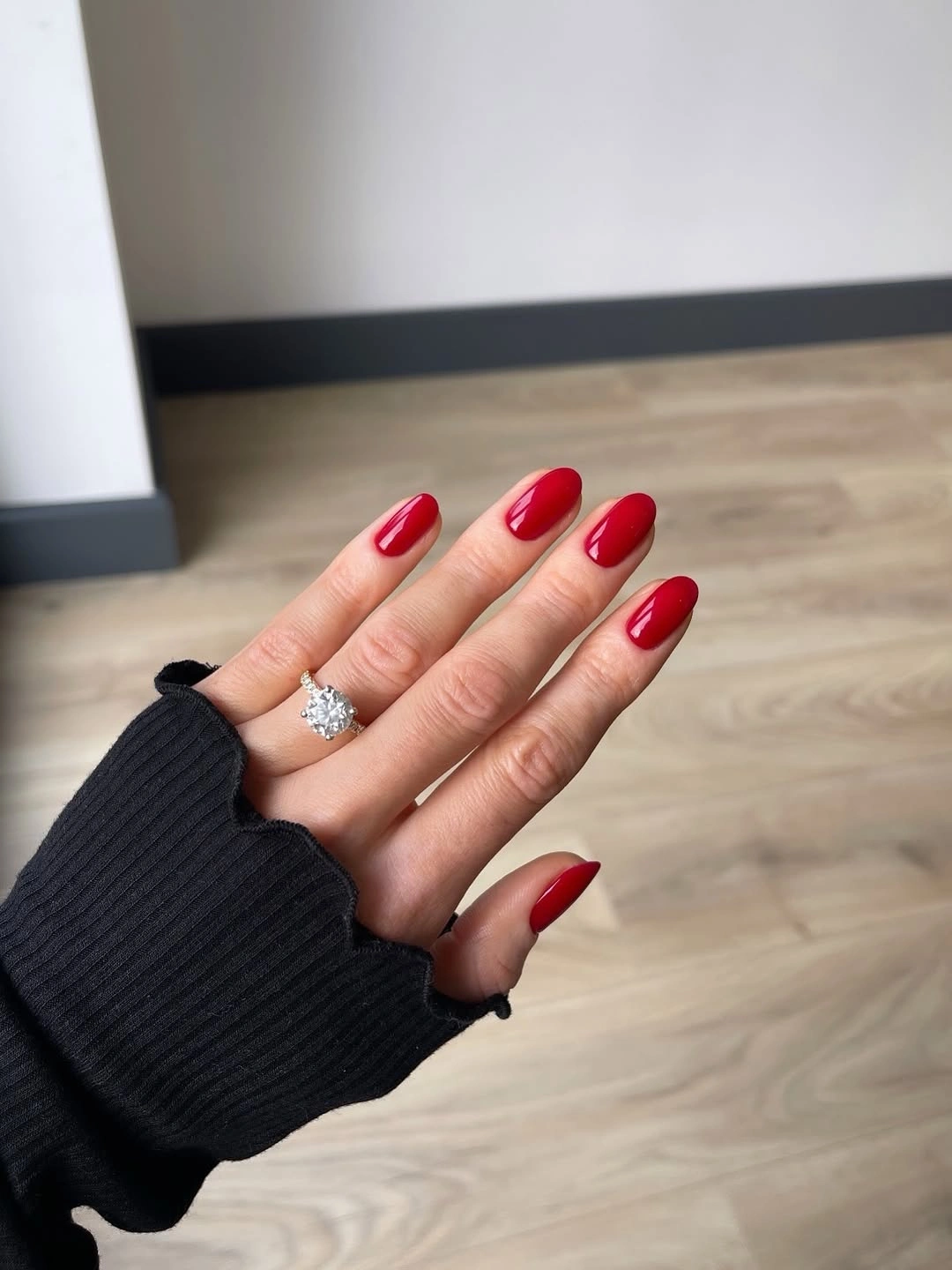 Cool glossy red almond nails without art