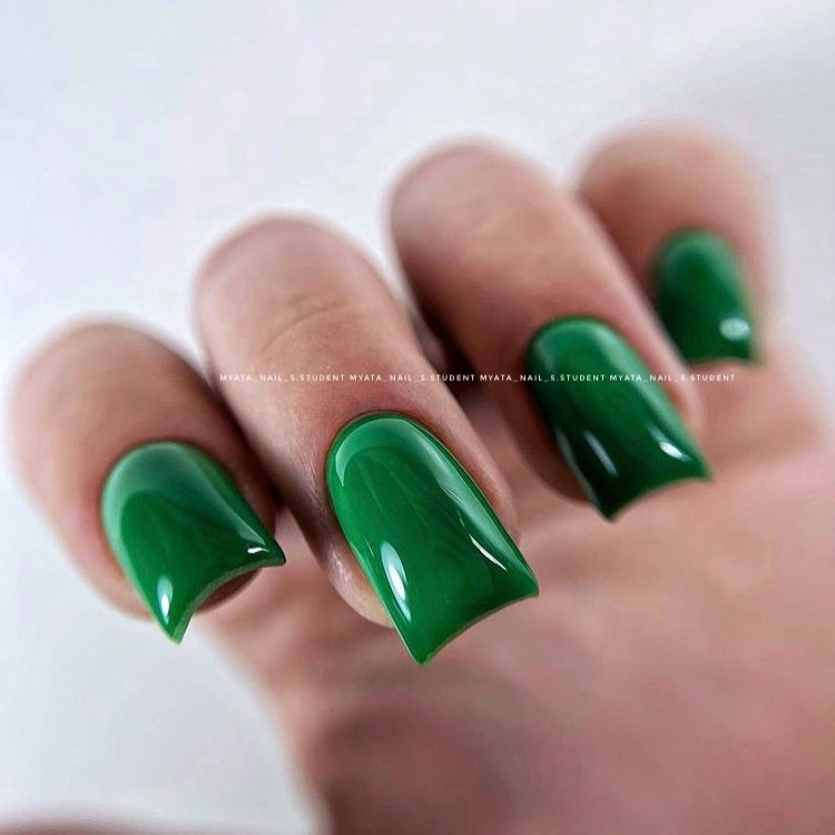 Glossy emerald green short square nails with clean coverage