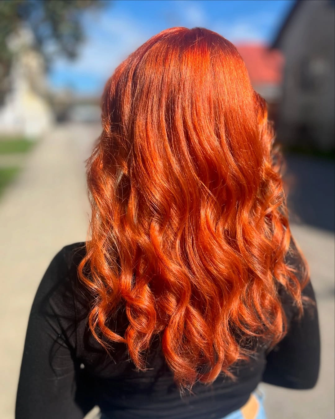 Bright orange red long waves with a saturated finish