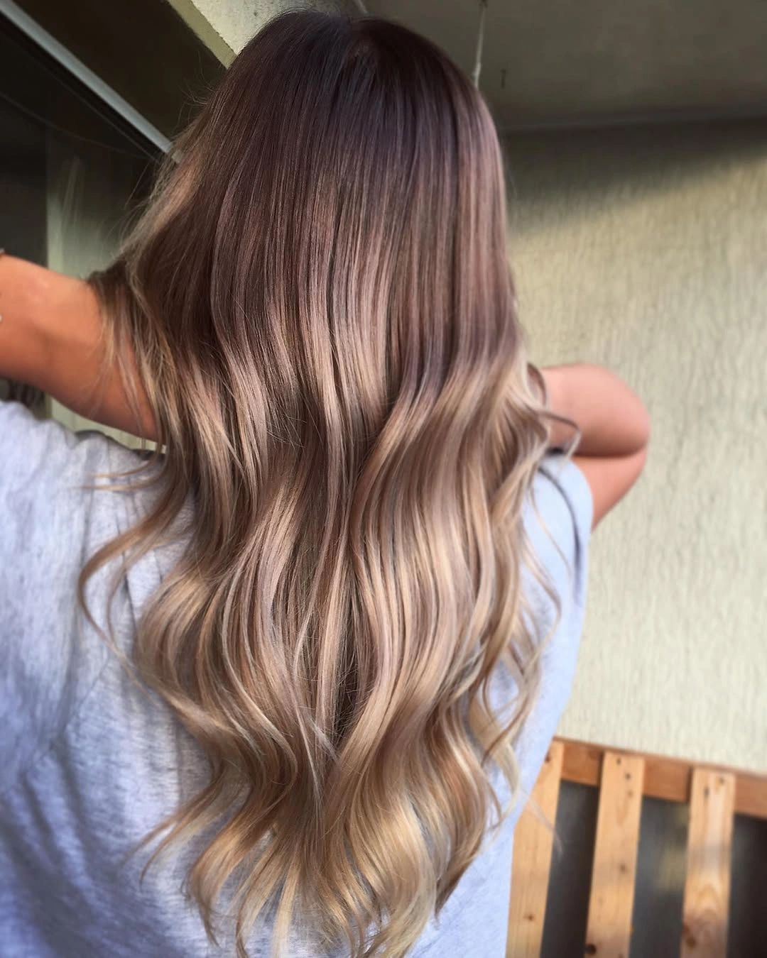 Long neutral beige blonde hair with low contrast waves