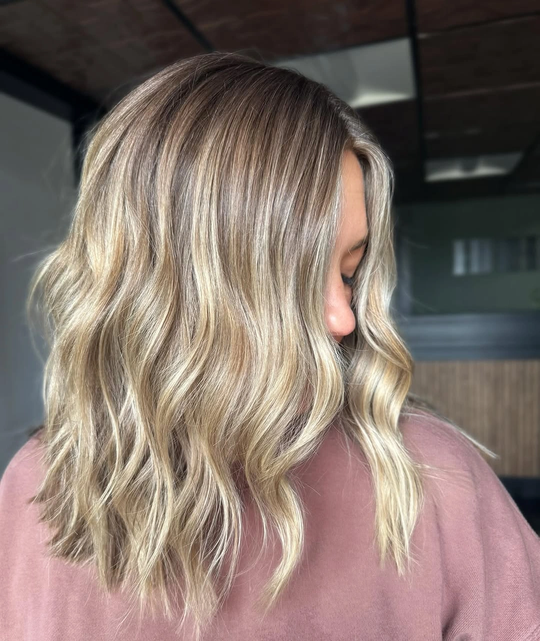 Beige blonde waves with shadowed root and soft volume