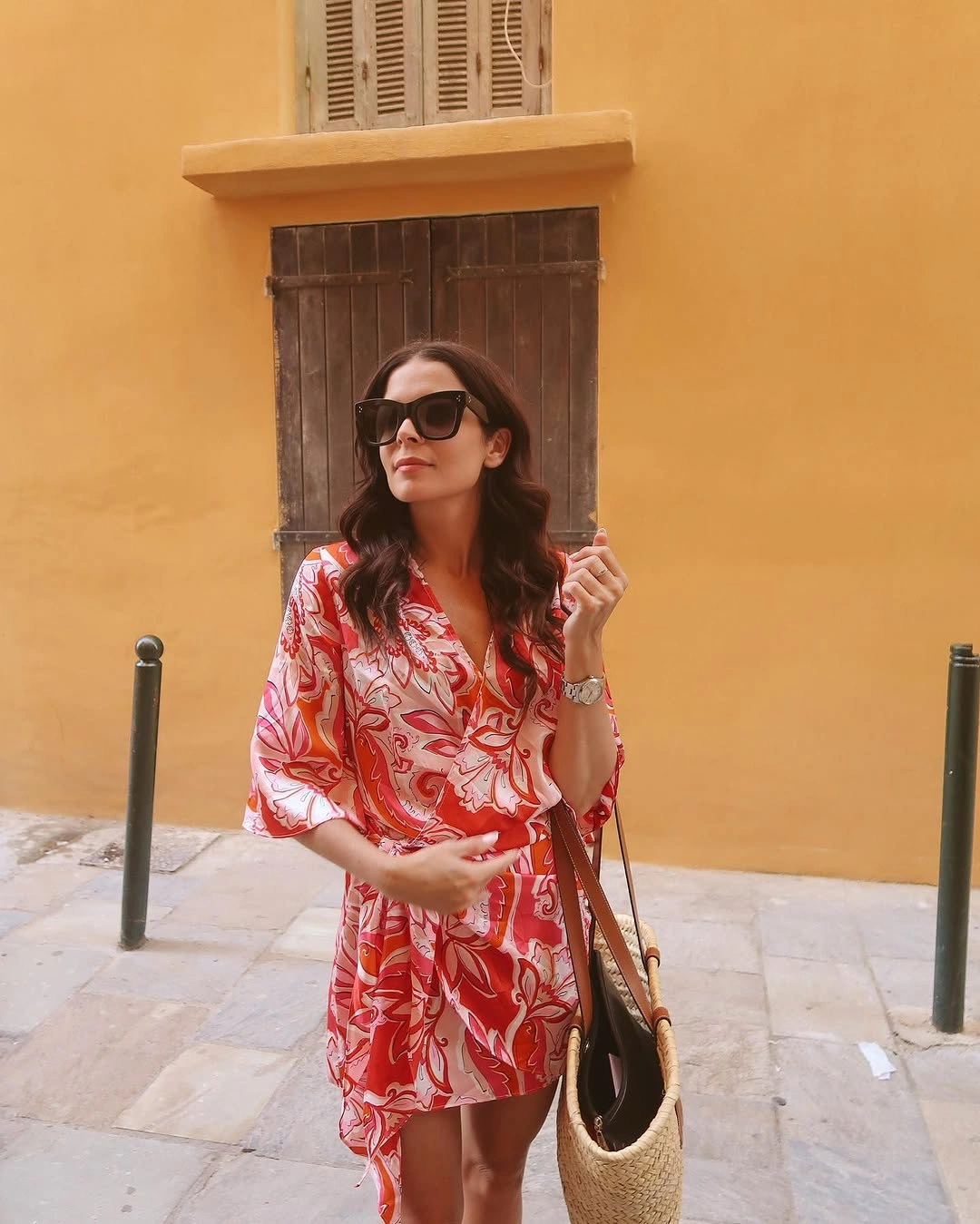 Coral patterned short dress with woven tote and flat sandals