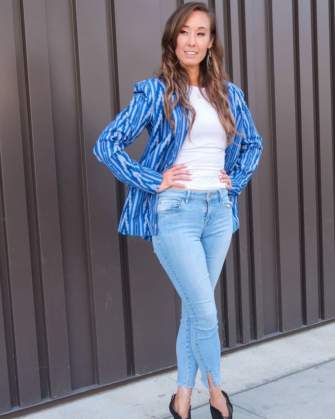 Blue striped blazer white top light jeans and pointed shoes