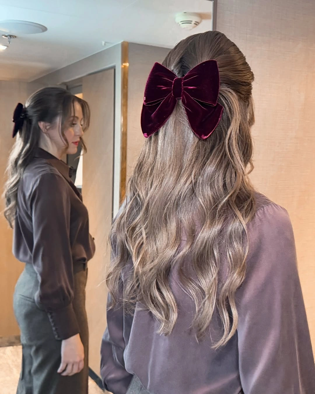 Long ash-brown waves with centered burgundy bow