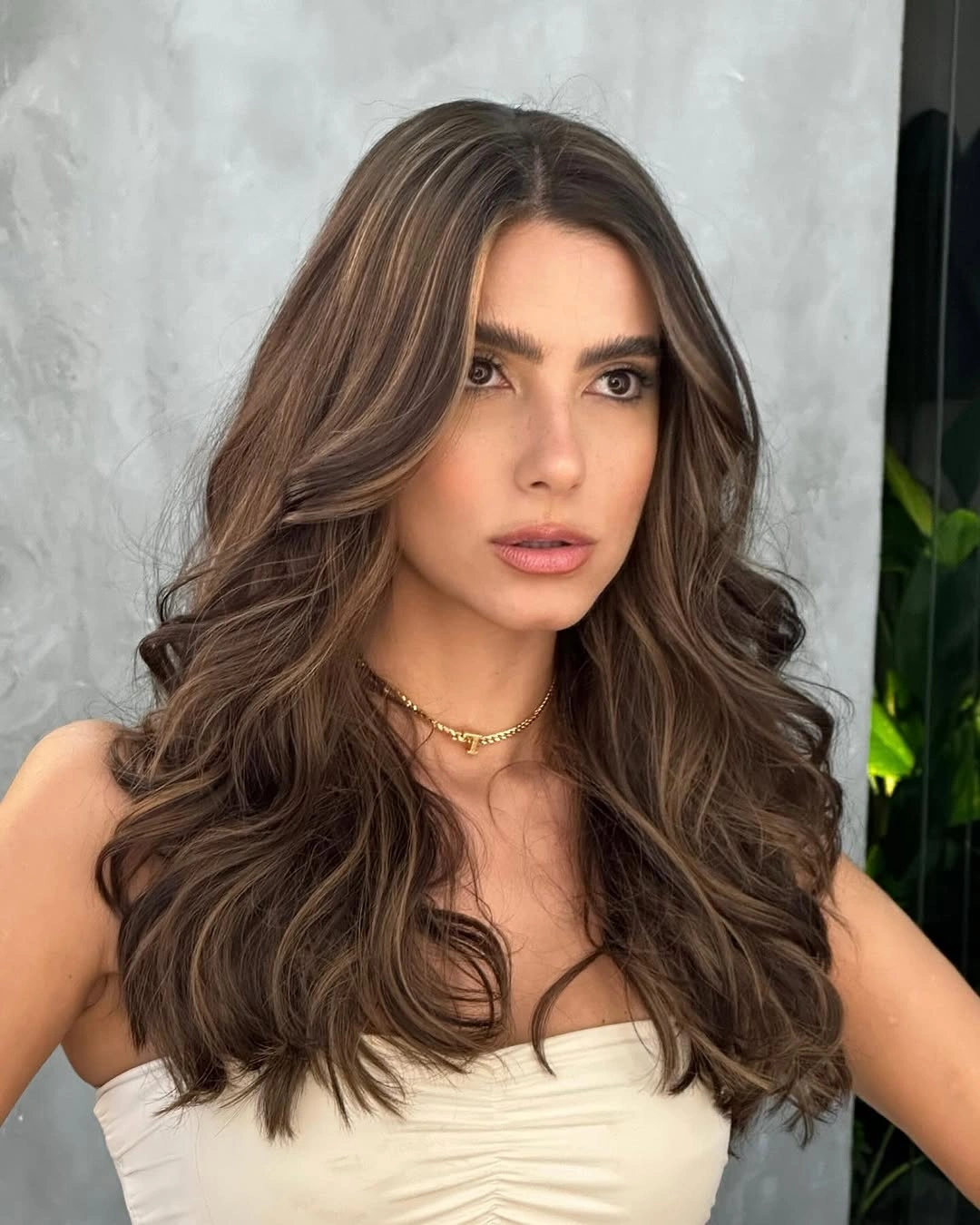 Long brunette waves with beige caramel face-framing pieces