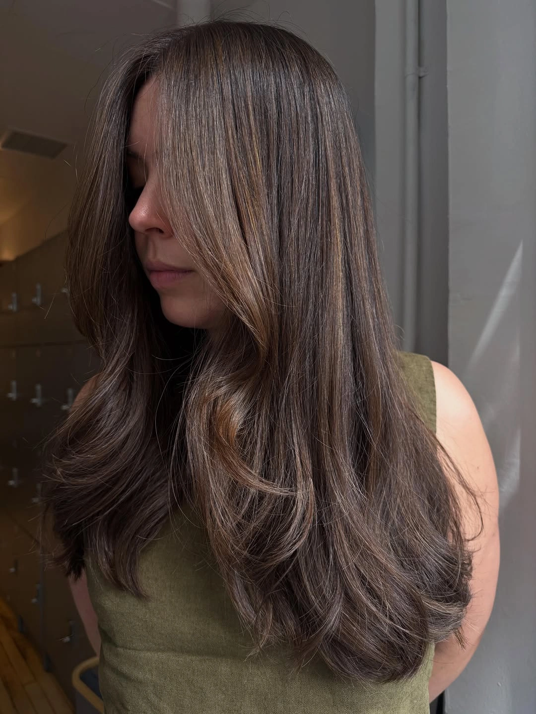 Long taupe brunette hair with fine beige ribbons