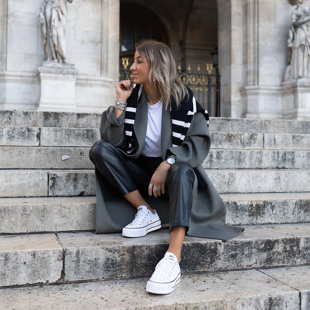 Gray coat, striped shoulder layer, black trousers, and white sneakers