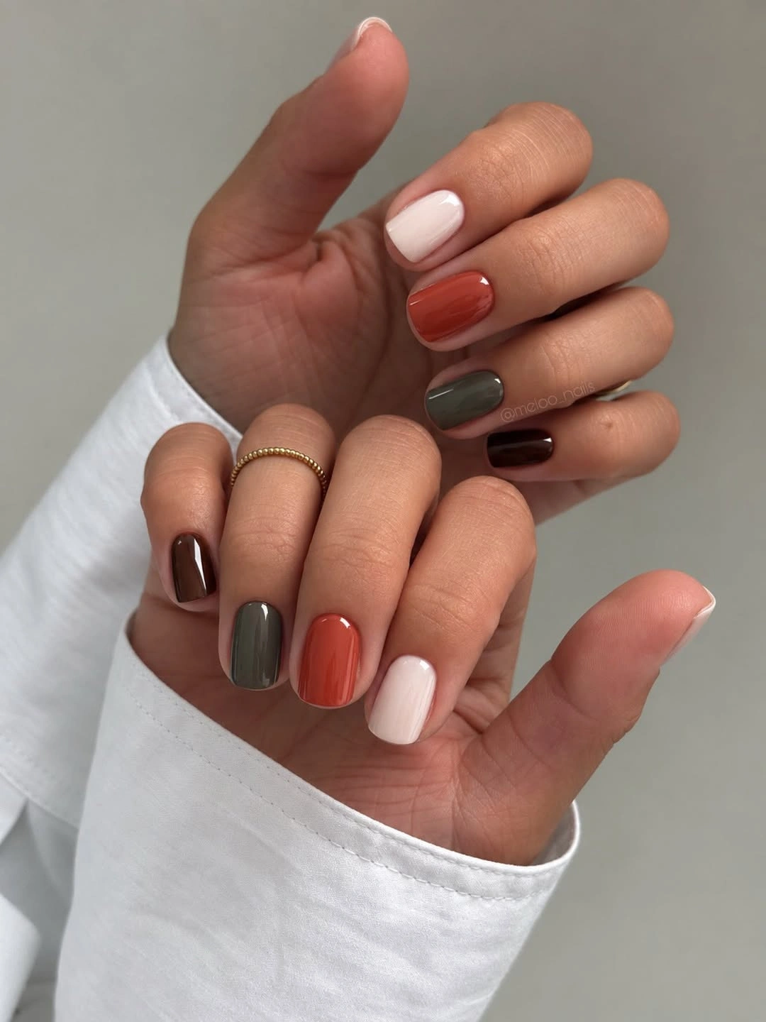 Short glossy nails in white terracotta olive gray and brown