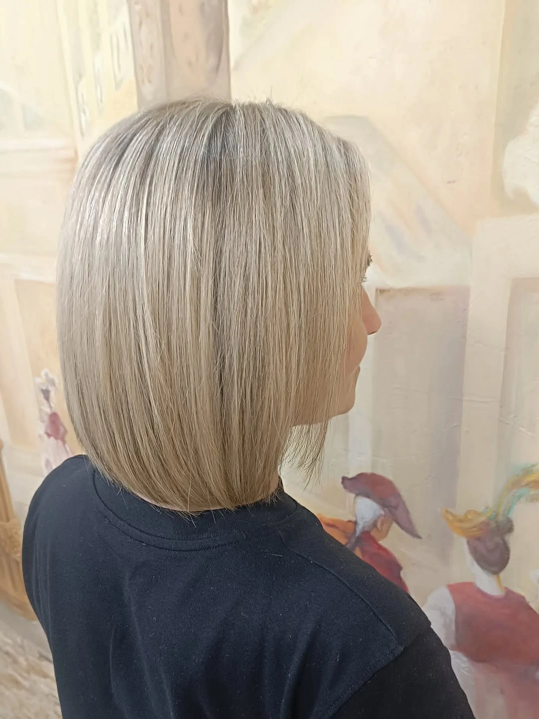Silver gray bob with smooth rounded curved hemline