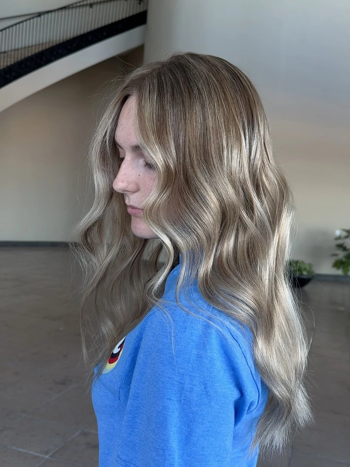 beige-bronde waves with a subtle dark root