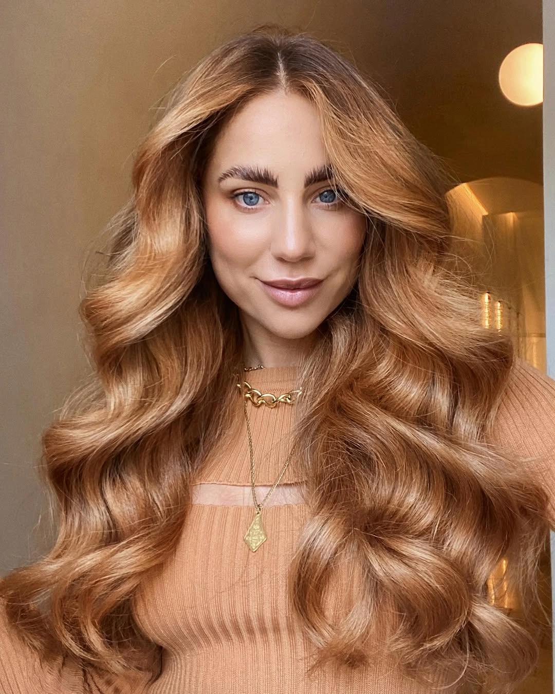 Long voluminous golden-light hair with large waves seen from the front