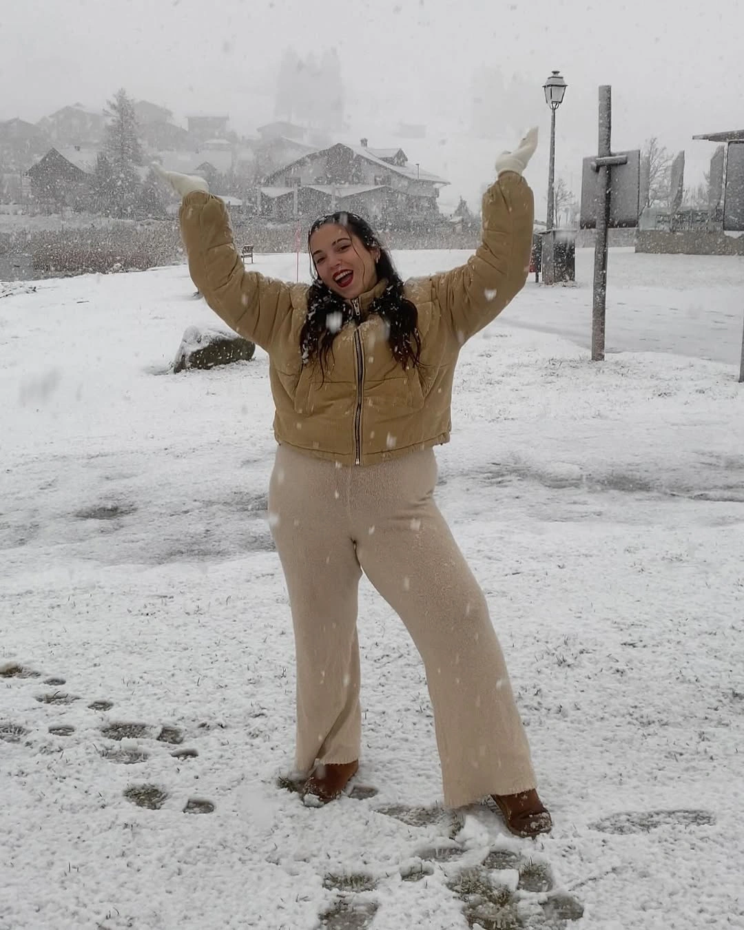 Beige cropped puffer, light wide-leg bottoms, beanie and tan boots