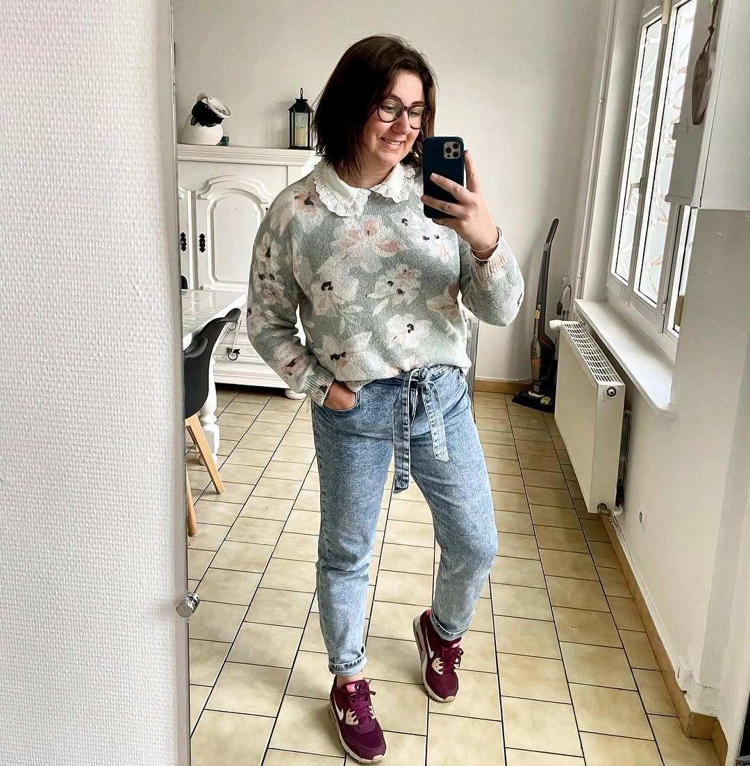 Floral sweater, ruffled collar, tied jeans and burgundy sneakers